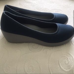 Crocs woman’s Navy Blue heels wedges NWOT sz 9